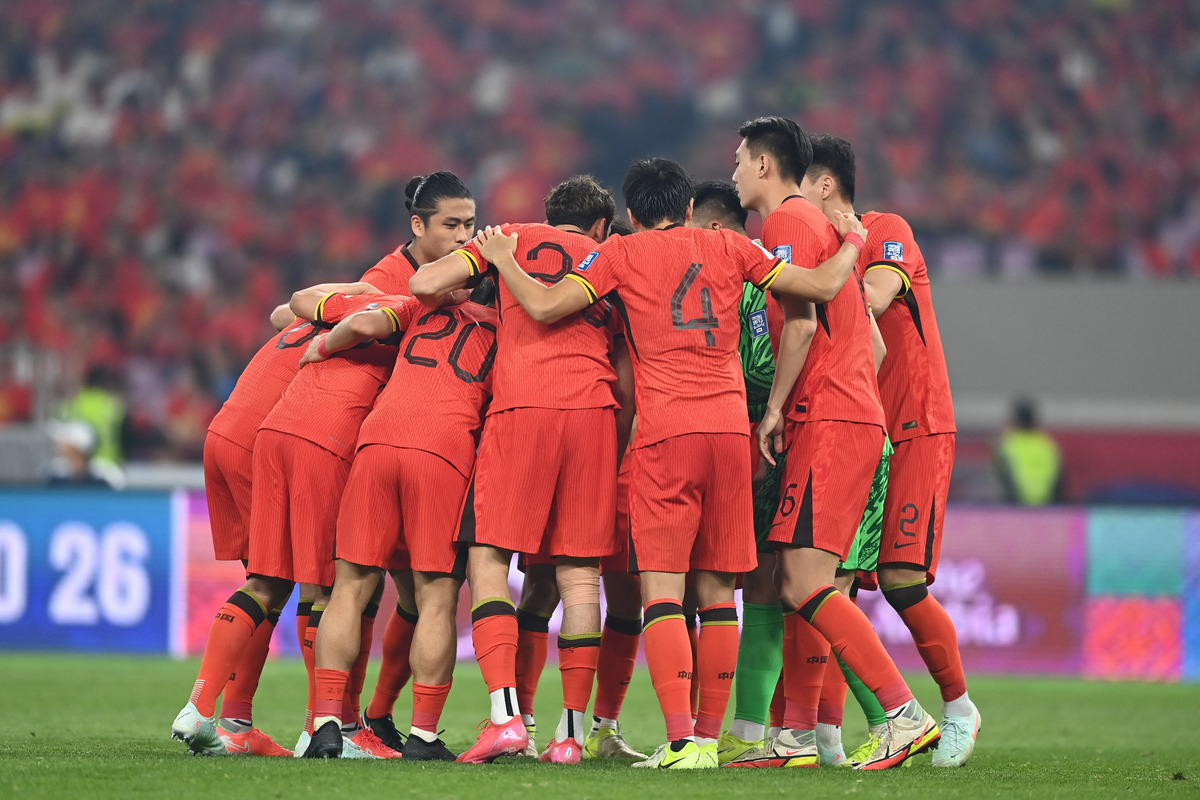 足球比赛引发足球迷热烈讨论，球队拼尽全力 