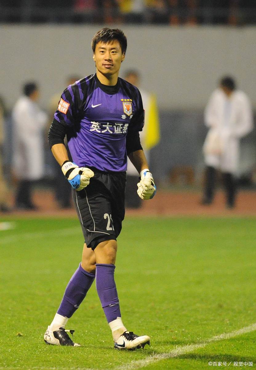 爱游戏-国内足球赛事中球员表现出色，备受瞩目 